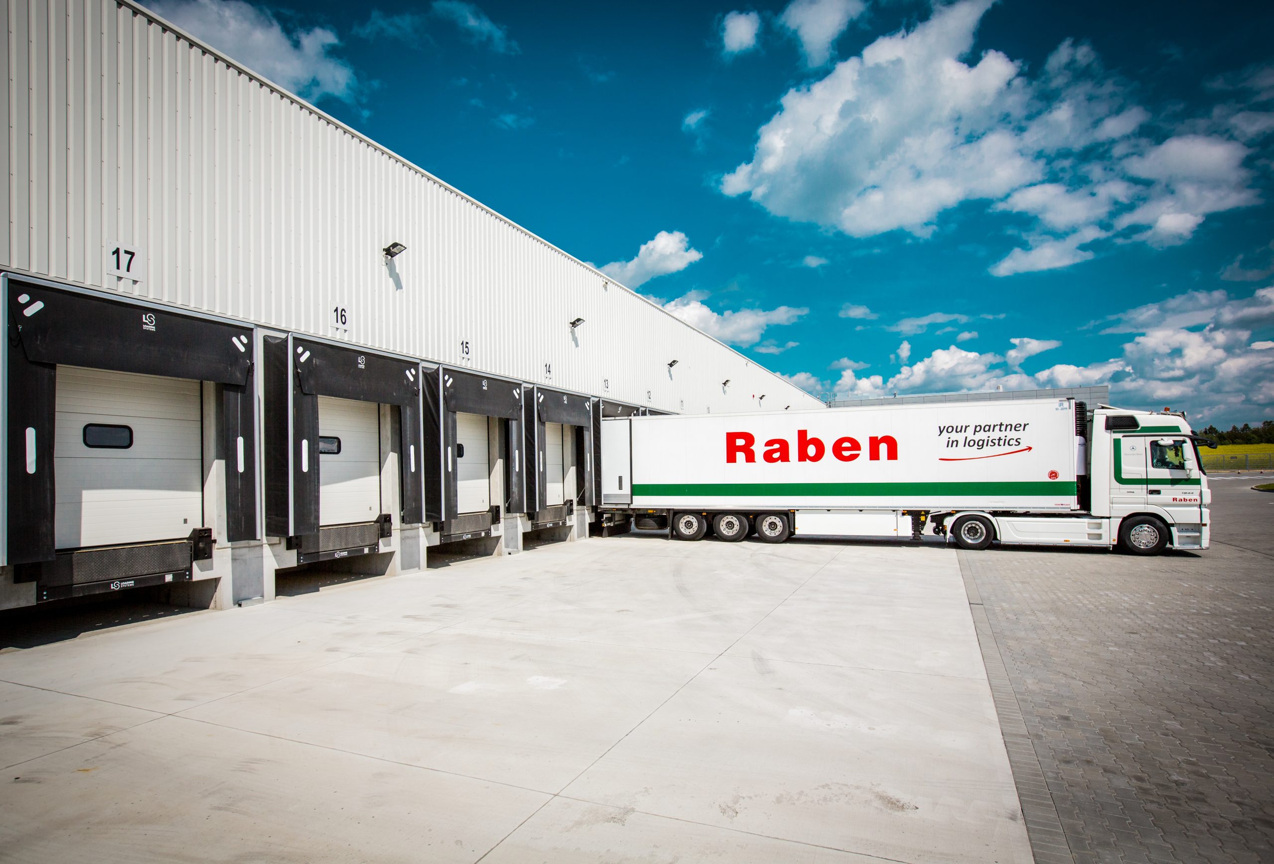 Logistyka dla biznesu. Ciągnik z naczepą grupy Raben Logistics
