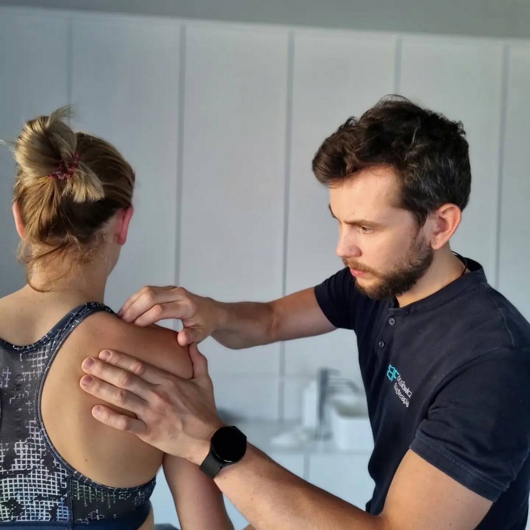 fizjoterapeuta badający pacjentkę