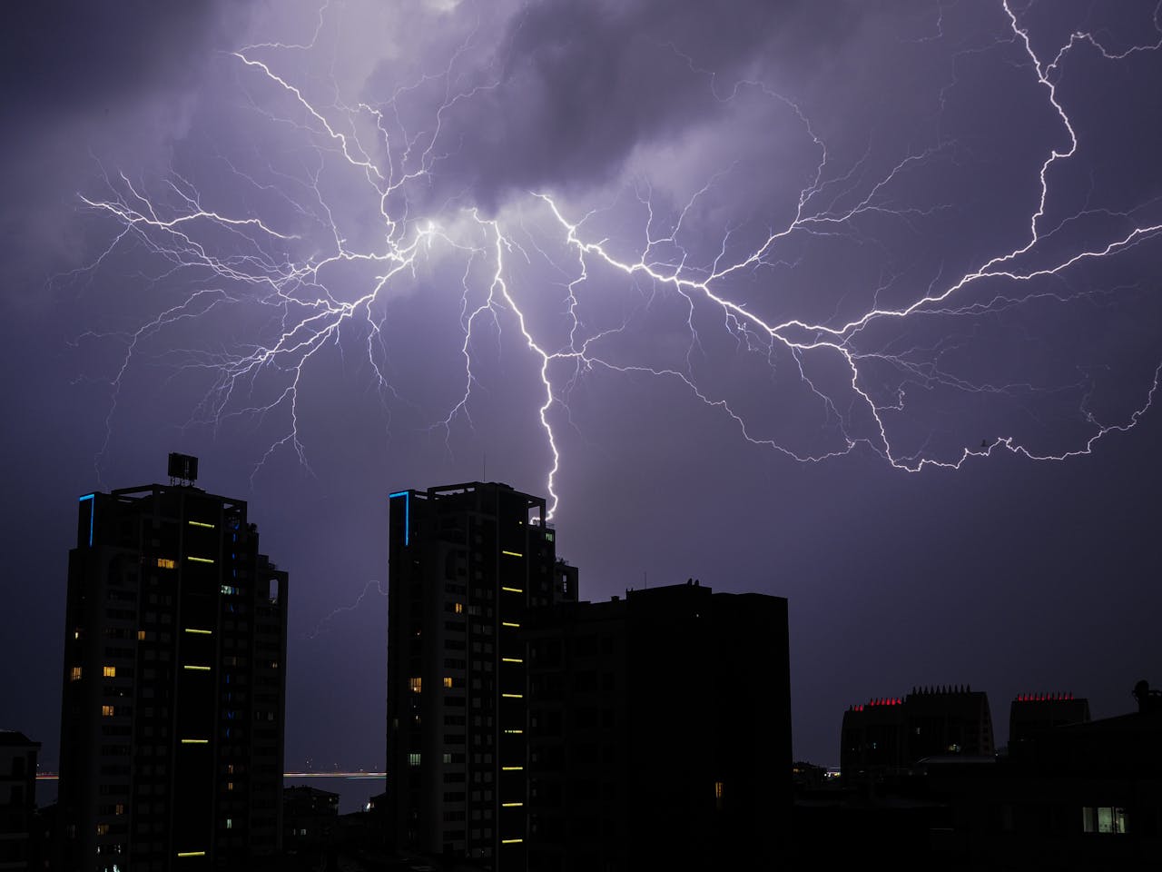 Zmiany klimatyczne objawiają się gwałtownymi zjawiskami przyrodniczymi, takimi jak burze, powodzie i susze