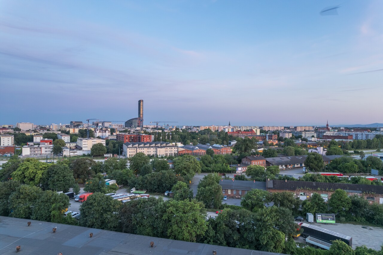 widok na Sky Tower we Wrocławiu i panoramę miasta