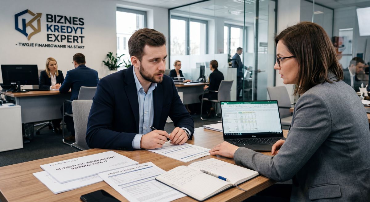 Przedsiębiorca konsultuje z doradczynią finansową kredyt na założenie firmy, analizując możliwości zdobycia pieniędzy na własny biznes.