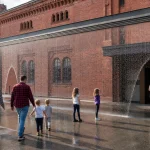 Zwiedzający oglądają multimedialną instalację w Hydropolis przy ulicy Na Grobli we Wrocławiu.