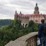 Zamek Książ na zalesionym cyplu nad doliną Pełcznicy, widok z tarasów