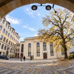 Ilustracja AI oparta na zdjęciu dziedzińca Synagogi Pod Białym Bocianem we Wrocławiu.