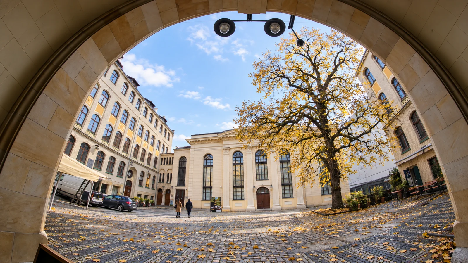 Ilustracja AI oparta na zdjęciu dziedzińca Synagogi Pod Białym Bocianem we Wrocławiu.