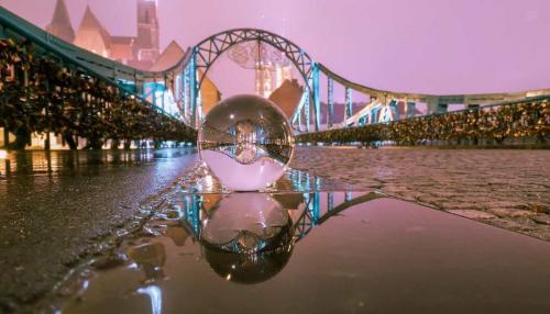 kula_w_odbiciu_na_moscie